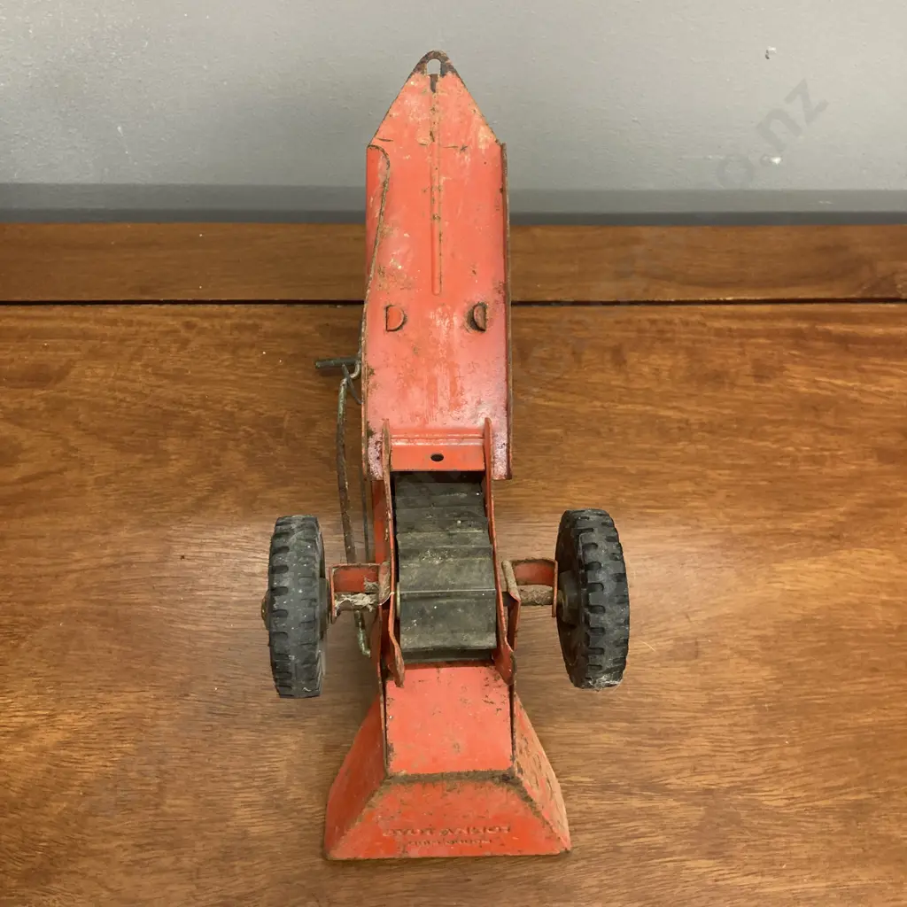 Vintage 1960s Tonka Pressed Steel Red Sand Loader With Working Conveyor. Manufactured by Tonka Toys of Mound, Minnesota Image 1++